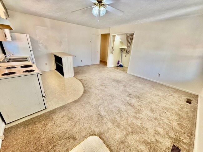 Building Photo - MOVE IN NOW OCTOBER RENT FREE - 2 Bedroom ...
