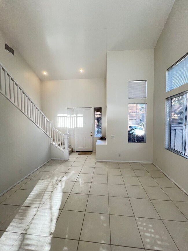 Building Photo - Charming Tustin Ranch Home in Gated Community on Golf Course!