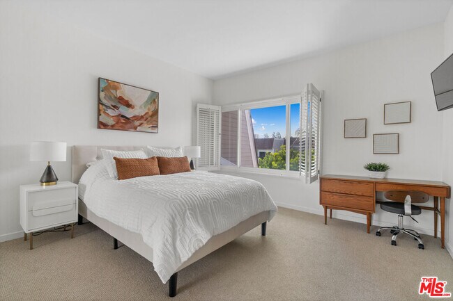 Building Photo - 13072 Maxella Ave