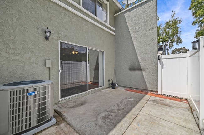 Building Photo - Beautiful Townhome in Mission Viejo