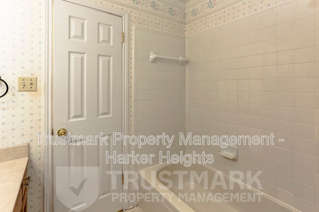 Building Photo - 800 Silver Creek Dr
