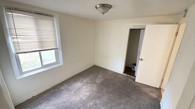 Building Photo - Beautiful Two bedroom , Holladay; 800 sq ft; New Flooring