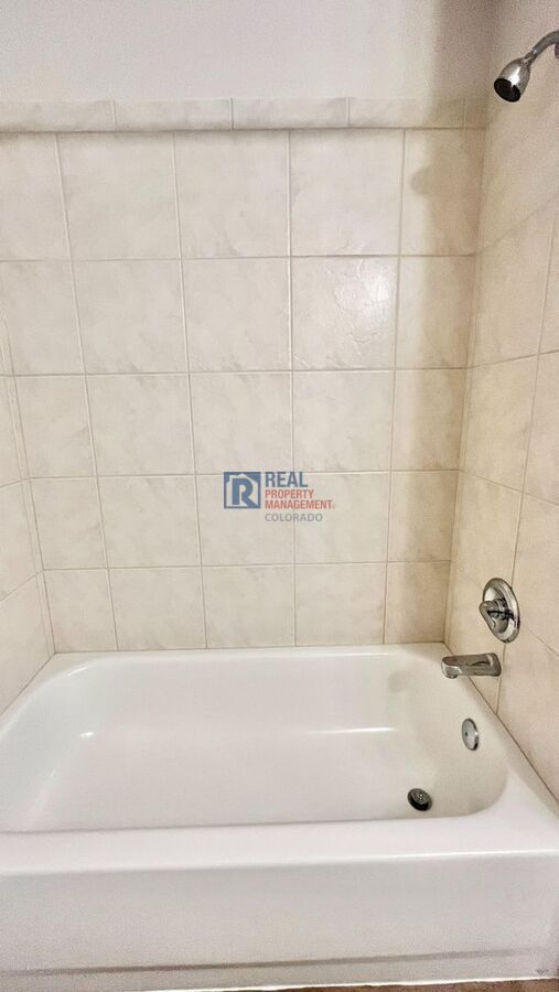 Building Photo - 9565 Elmhurst Ln