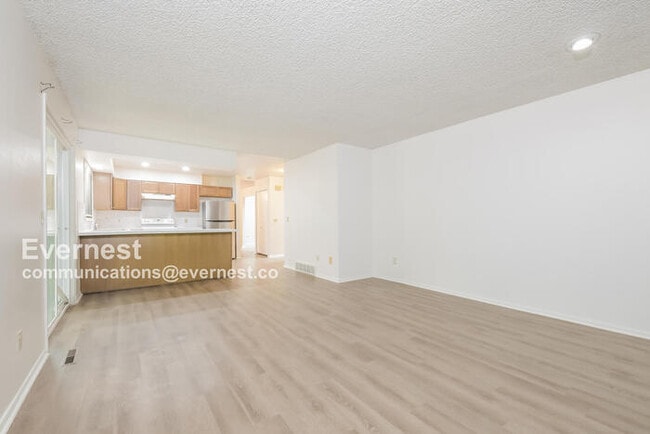 Building Photo - 144 Willow Pl S