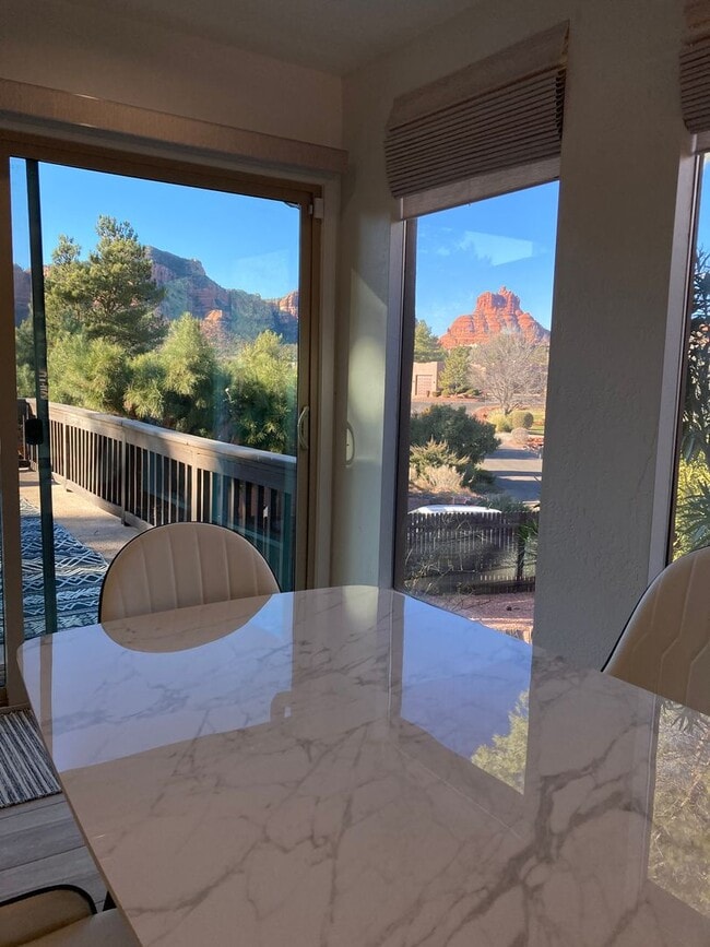 Building Photo - Gorgeous, modern, remodeled, furnished ren...