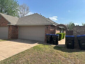 Building Photo - 3 bedroom, 2 bathroom, 2 car garage