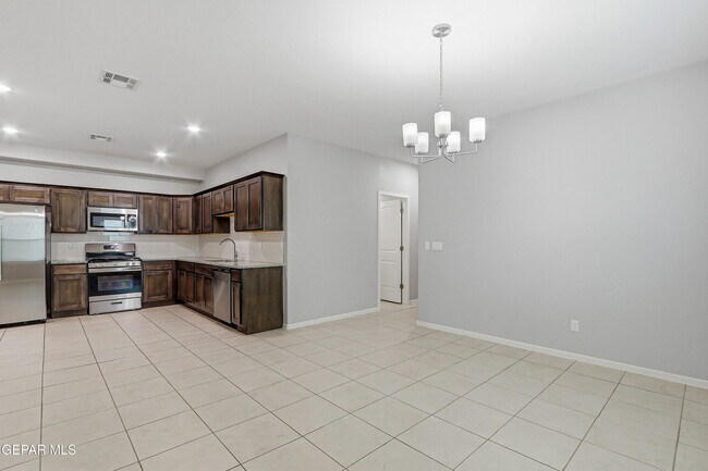 Building Photo - 11500 Summer Dr