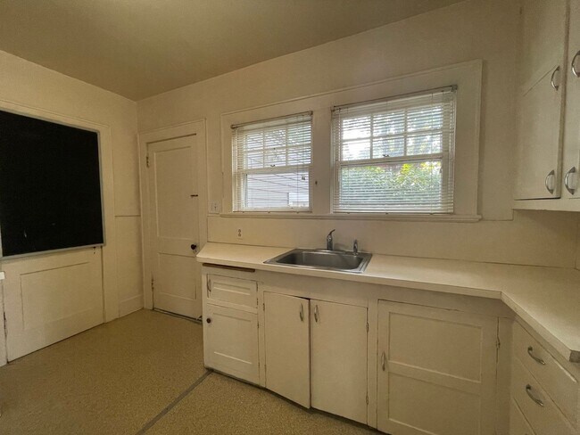 Building Photo - 4 Bedroom Campus House!
