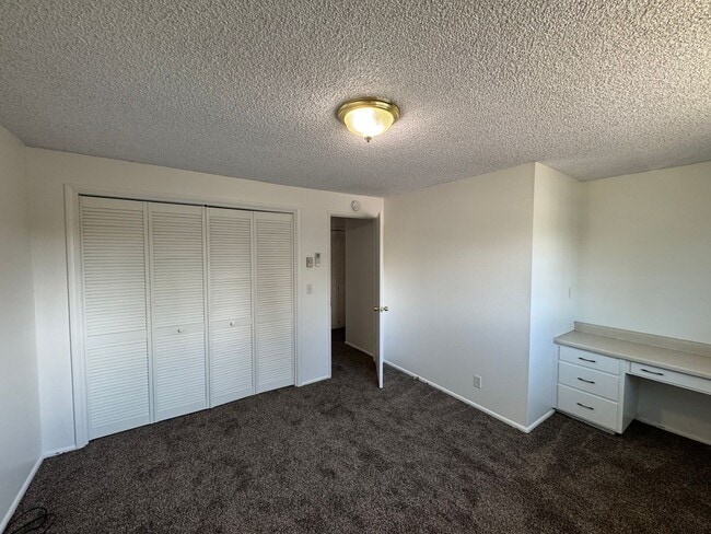 Building Photo - 3 Bedroom Duplex off Gilham Rd.