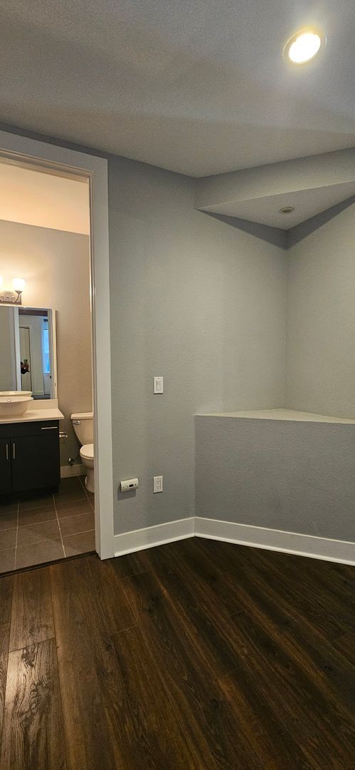 Building Photo - Congress Park High Rise Living! Huge Main Floor 2 Bed 2 Bath