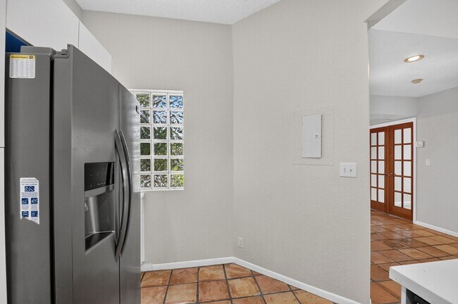 Building Photo - 5451 Verona Dr