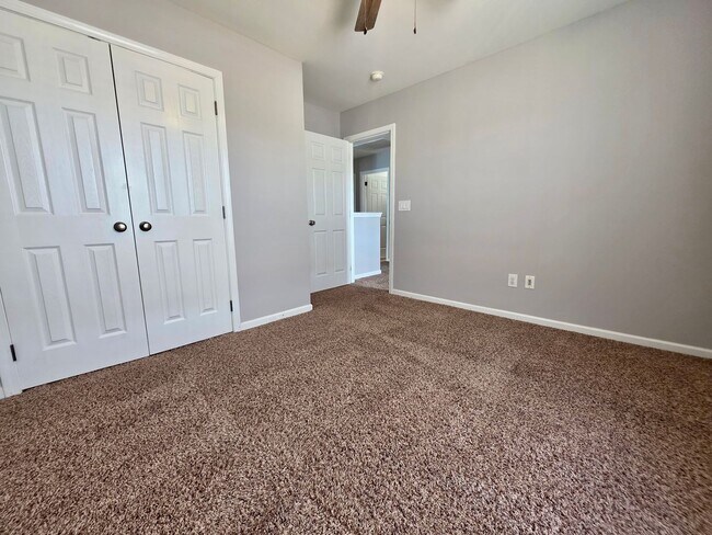 Building Photo - Elevated Four Bedroom in Rivertowne Countr...