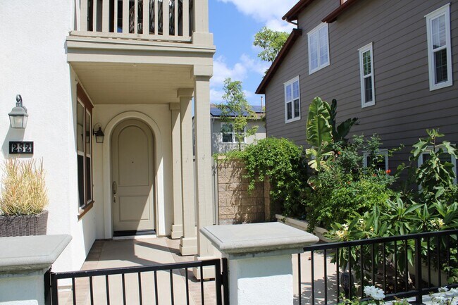 Building Photo - 2 Story home 3 Bedroom, 3 Bathroom Tustin Field.