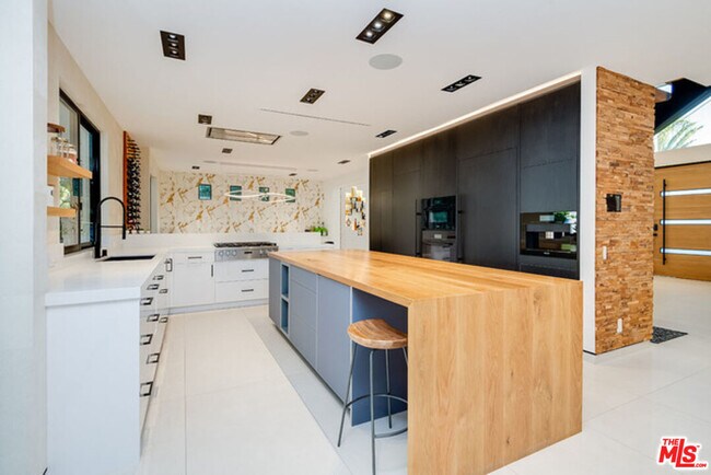 Building Photo - 25879 Chalmers Pl