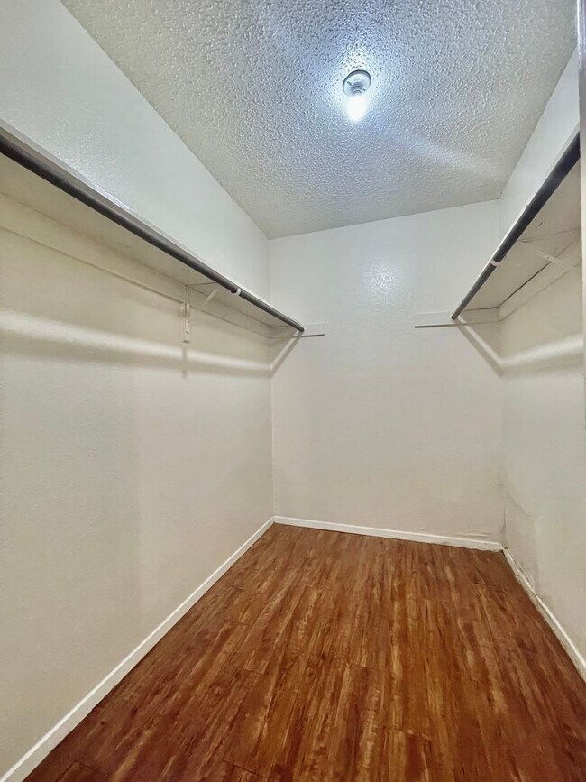 Building Photo - Spacious 2 Bedroom Apartment - Parking - N...
