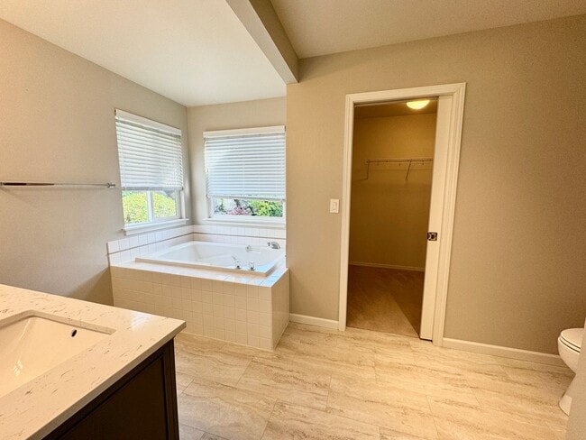 Building Photo - 3 Bd/2.5 Ba Newcastle Home