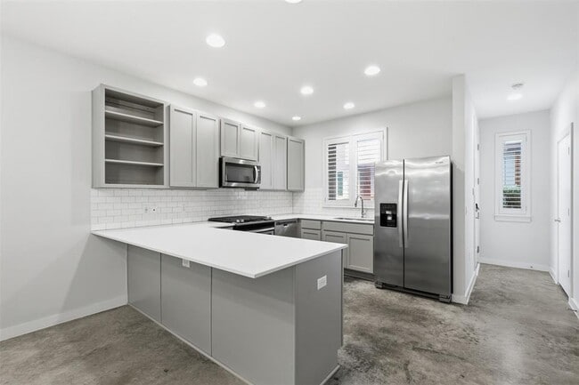 Building Photo - 801 N Bluff Dr