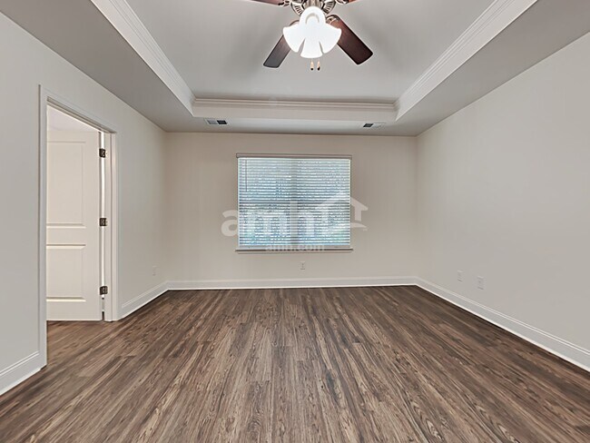 Building Photo - 610 W Lionel Rd