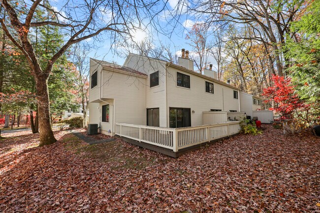 Building Photo - 27 Farmington Chase Crescent