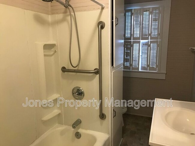 Building Photo - 812 Power St