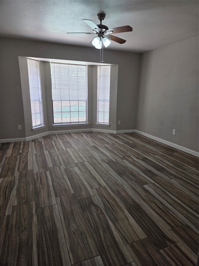 Building Photo - 592 River Plantation Dr