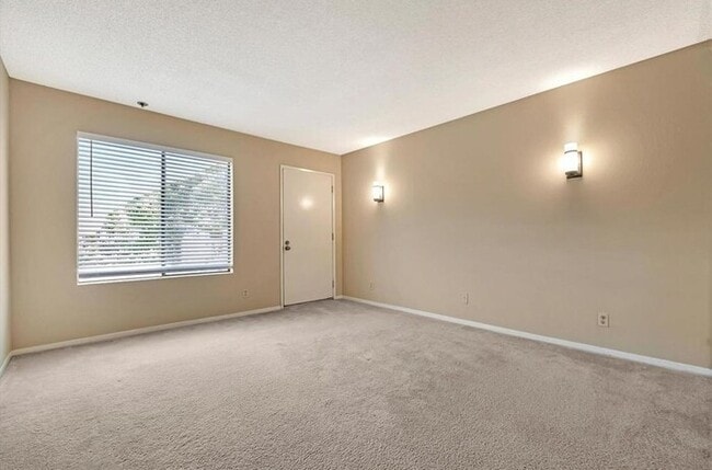 Building Photo - Cozy Penthouse Condo in Gated Community with Pools & In-Unit Laundry