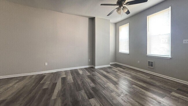 Building Photo - Move-In Ready 3-Bedroom Home with Stylish Hardwood-Style Flooring