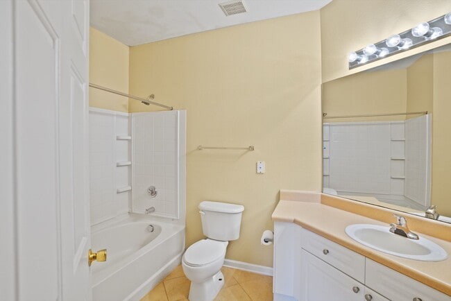 Building Photo - 2 bedroo 2-bathroom ground floor with screened patio for rent Wilmington Island