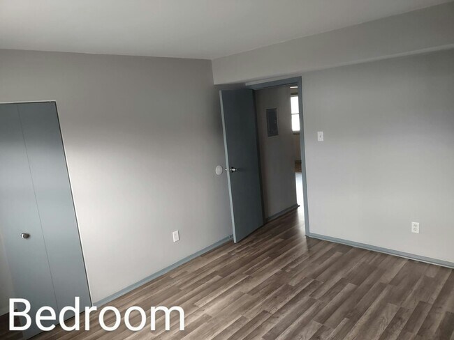 Building Photo - 1950 Warren St