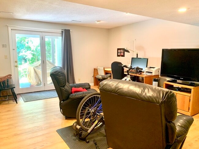 Building Photo - 2104 Pheasant Creek Ln
