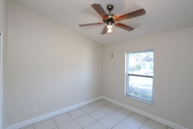 Building Photo - Charming 3 Bedroom, 2 Bathroom Home in Win...