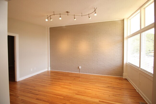 Building Photo - Beautiful 2 Bedroom, 1 Bath home is West Raleigh!  Pet Friendly
