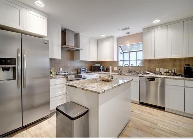 Building Photo - 9518 Topridge Dr