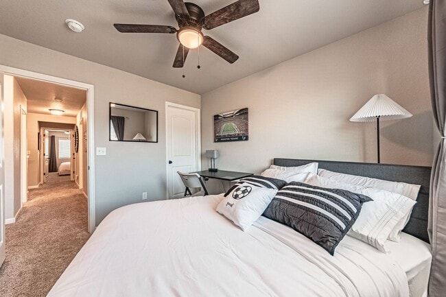 Building Photo - Cozy Fully Furnished  COS Townhome