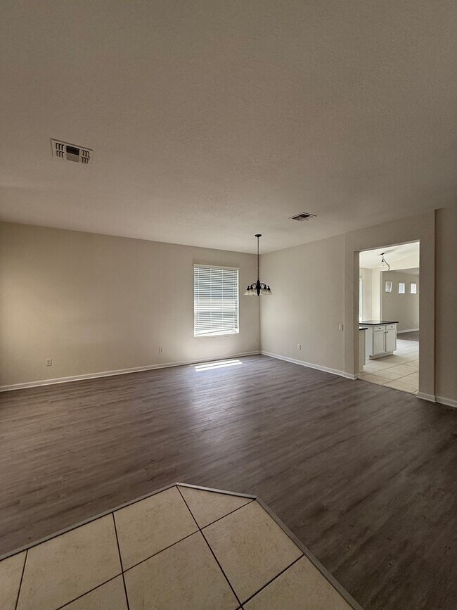 Building Photo - Come View This Amazing 3 Bed 2 Bath Single...