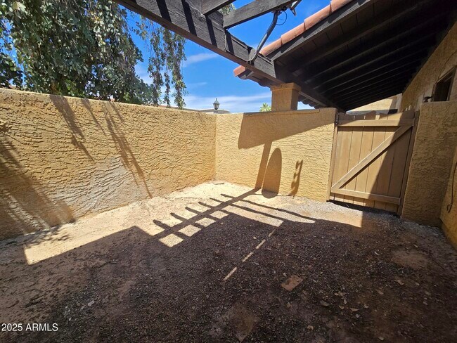 Building Photo - 715 N Arrowhead Dr