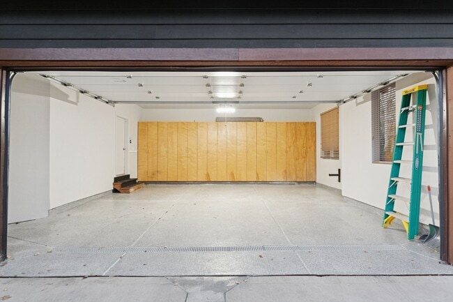 Building Photo - 6035 Mountain Ranch Dr