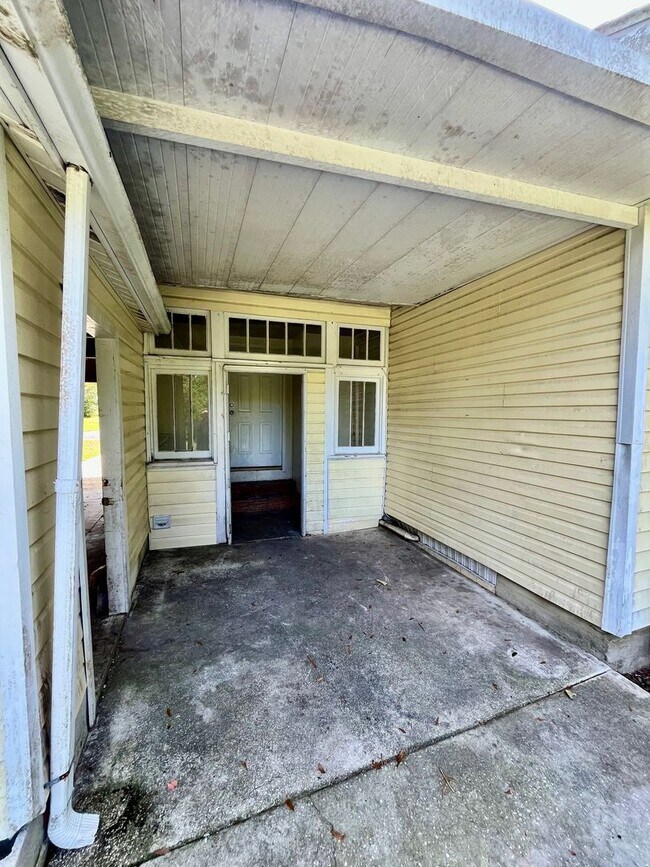 Building Photo - HUGE Dade City 3BR/1BA/1 Car Garage Home w/Tons of Living Area! NO APPLICATION FEE!