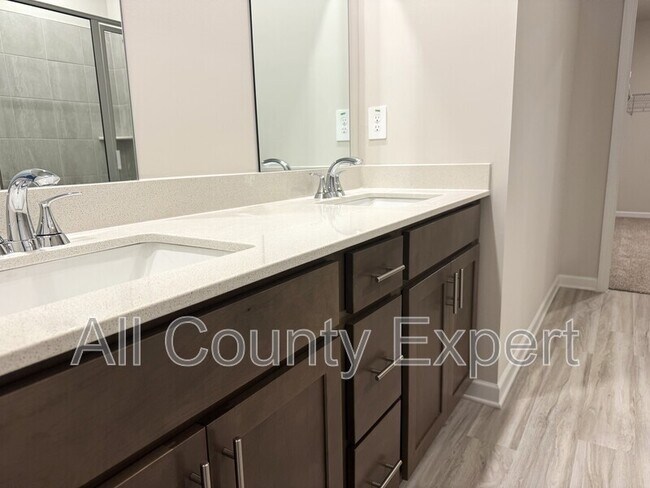 Building Photo - 823 Misty Holw Trl