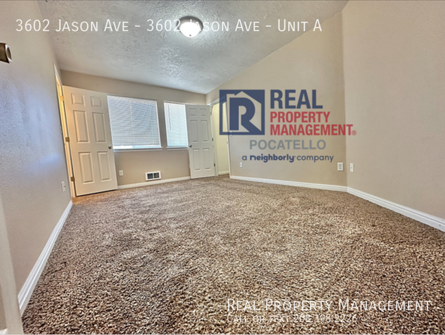 Building Photo - 3 Bed/ 1.5 bath duplex - Pets negotiable