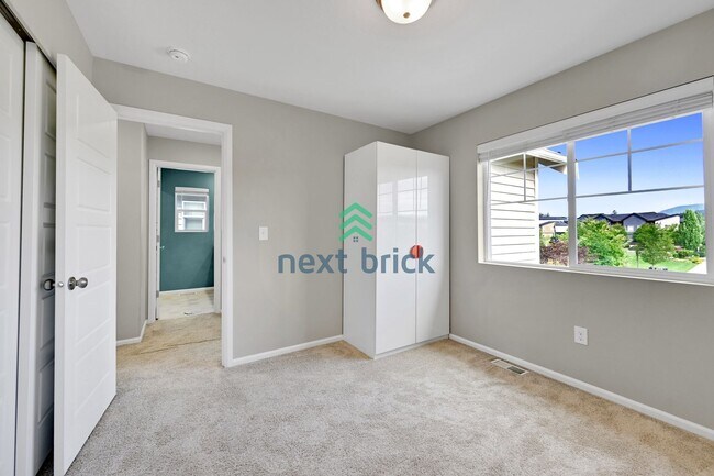 Building Photo - 4 BED & 2.5 BATH FOR RENT