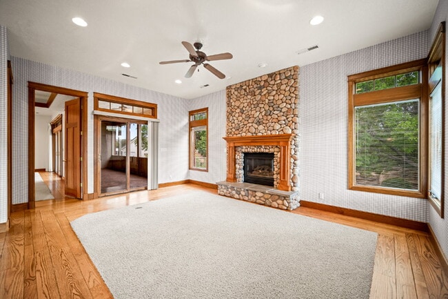 Building Photo - "Spacious 4-Bedroom, 4.5 Bathroom 4792 sq. ft. Retreat with Scenic Views and Cozy Fireplace in St...