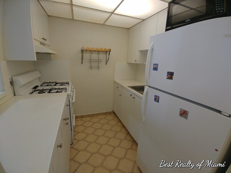Building Photo - 1305 W 53rd St