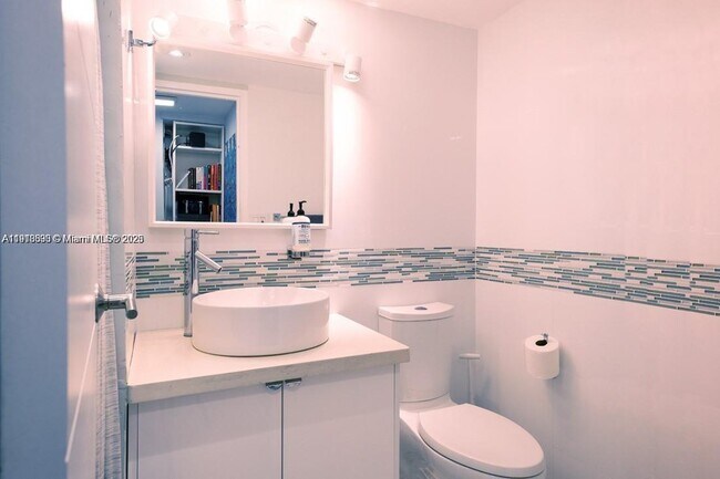 Building Photo - 100 Bayview Dr