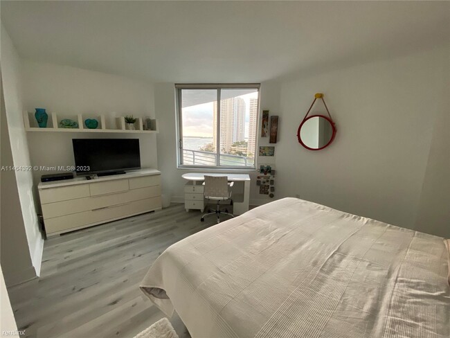 Building Photo - 2 br, 2 bath Condo - 325 S Biscayne Blvd A...