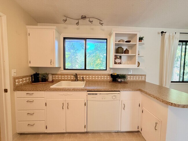 Building Photo - Charming 2 Bedroom Condo in SW Portland!