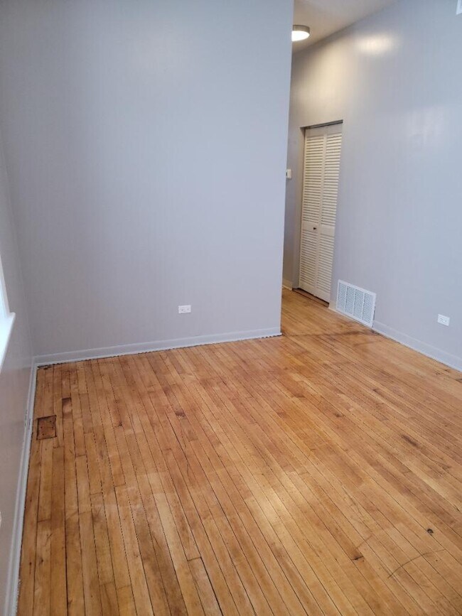 Building Photo - 2952 W Belmont Ave