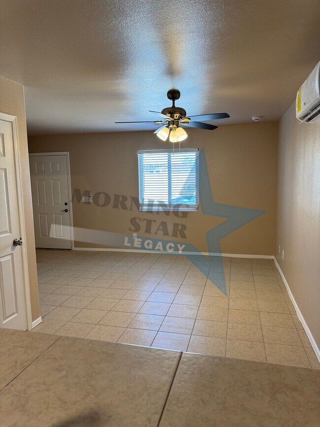 Building Photo - Like NEW! Location & Quality!