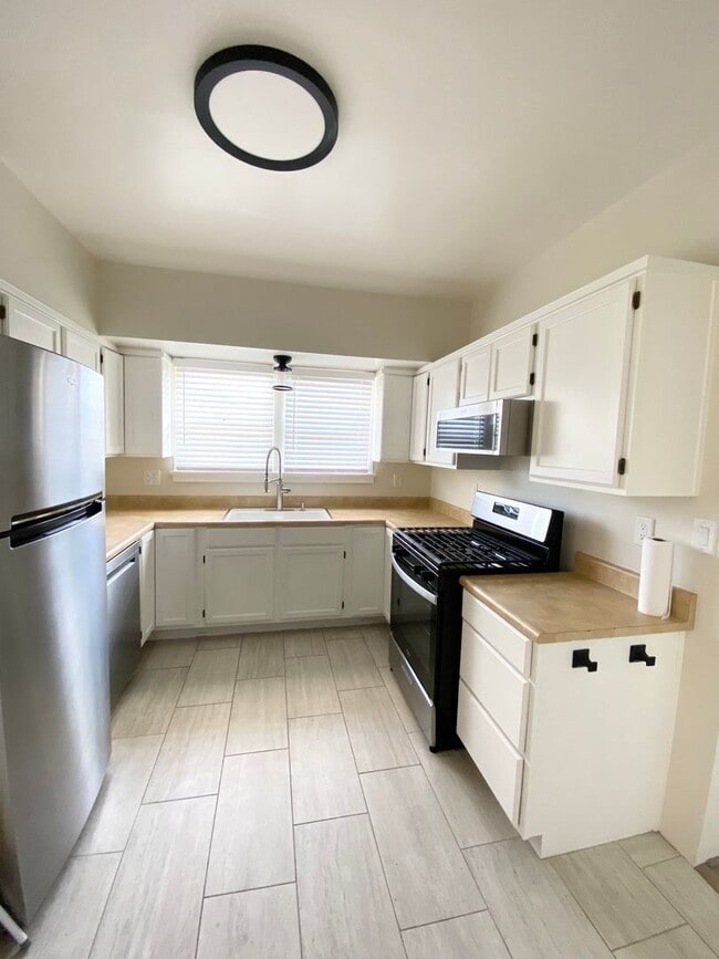 Building Photo - H203-211-P