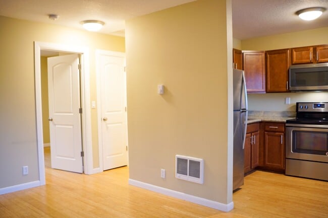 Building Photo - Corner 1-Bed w/ Off-Street Parking!